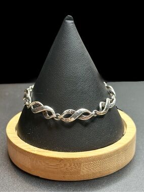 LOIS HILL Sterling Silver Figure Eight Cut Out Scroll Bracelet